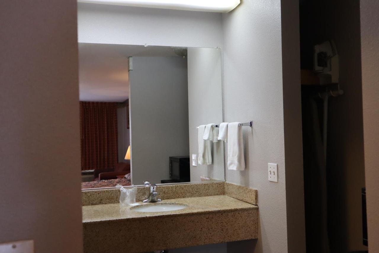 Express Inn & Suites — photo 7