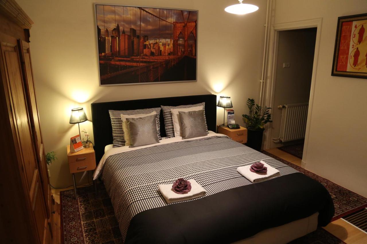a bedroom with a bed with two plates of food on it at Antonius Bed and Breakfast in Arnhem