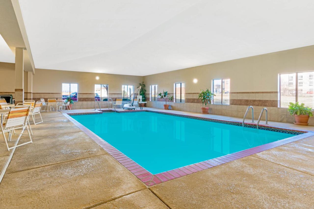 Heated swimming pool: La Quinta by Wyndham Midwest City - Tinker AFB