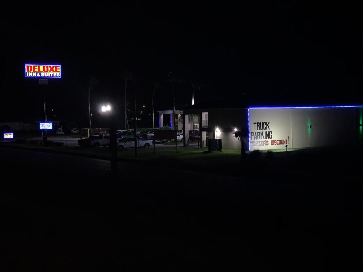 Deluxe Inn & Suites — photo 24
