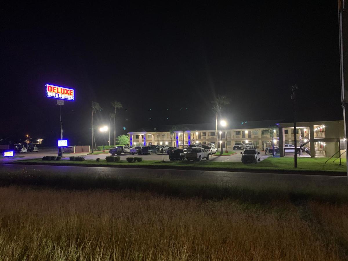 Deluxe Inn & Suites — photo 23