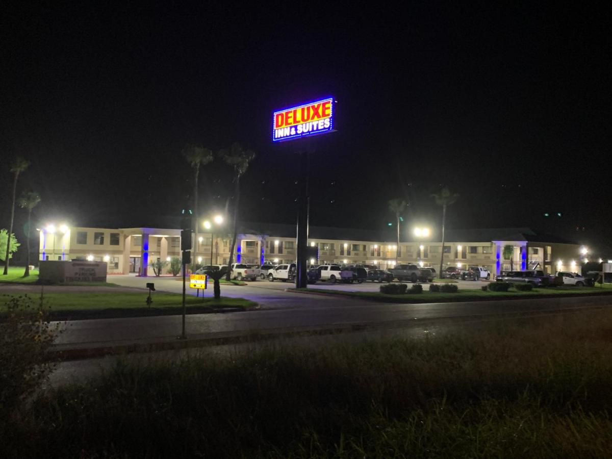 Deluxe Inn & Suites — photo 21