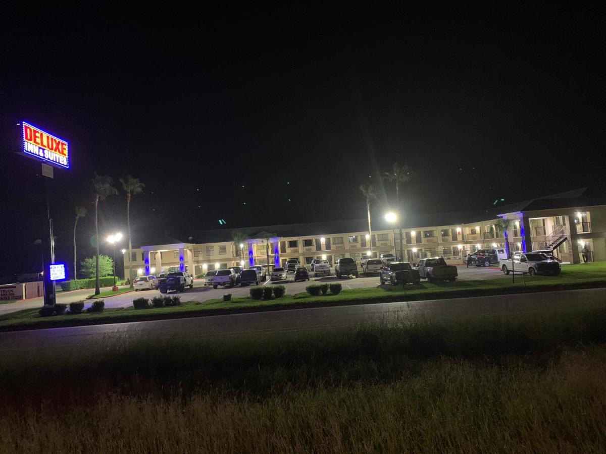 Deluxe Inn & Suites — photo 19