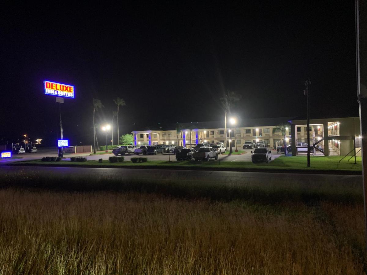 Deluxe Inn & Suites — photo 16