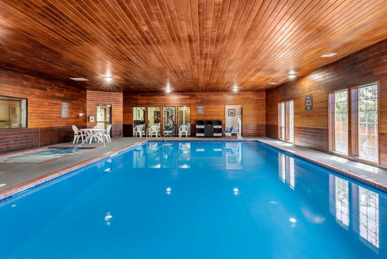 Heated swimming pool: Comfort Inn & Suites Klamath Falls