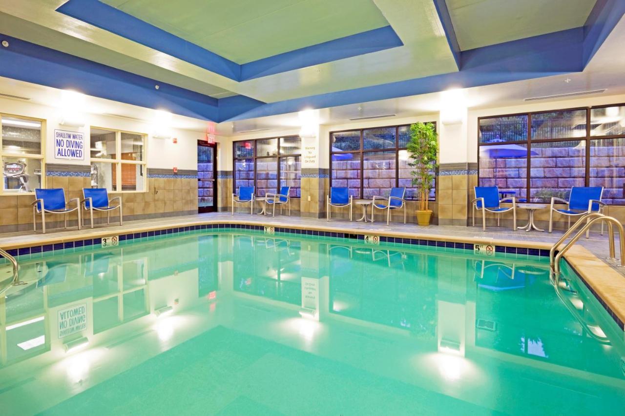 Heated swimming pool: Holiday Inn Express Hotel & Suites Knoxville-Farragut, an IHG Hotel