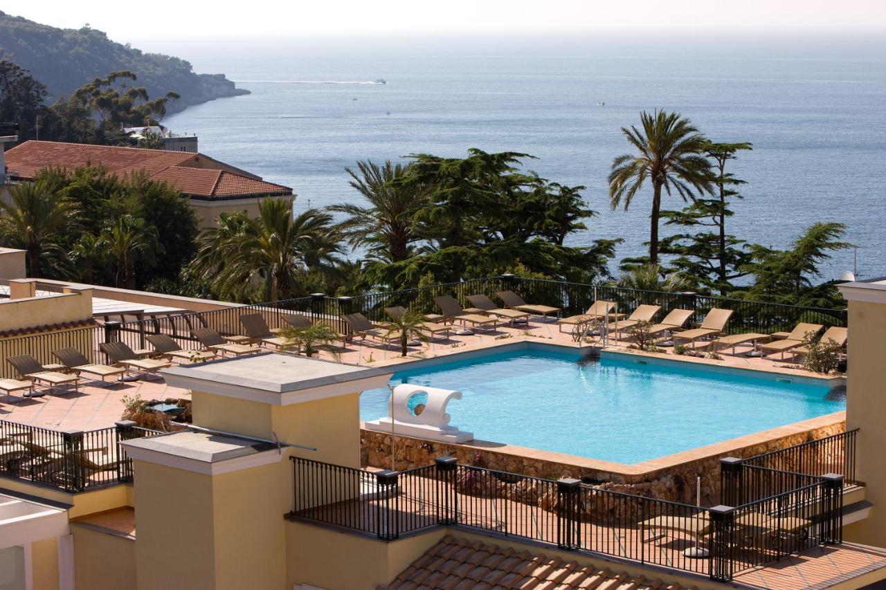 Heated swimming pool: Grand Hotel La Favorita