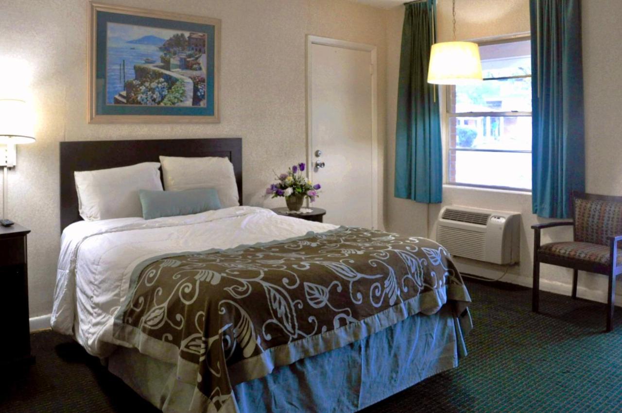 Azalea Inn & Suites — photo 15