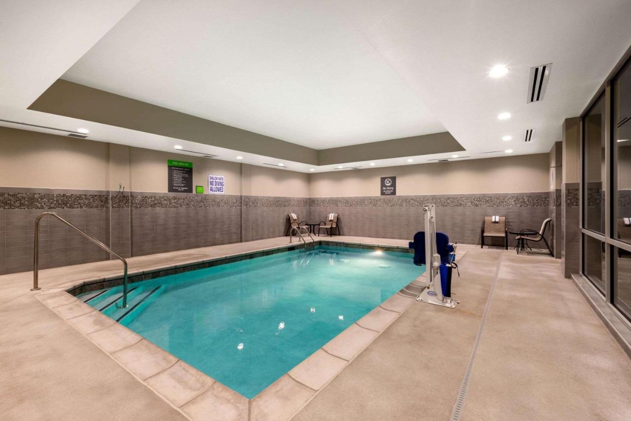 Heated swimming pool: La Quinta by Wyndham Altoona Des Moines