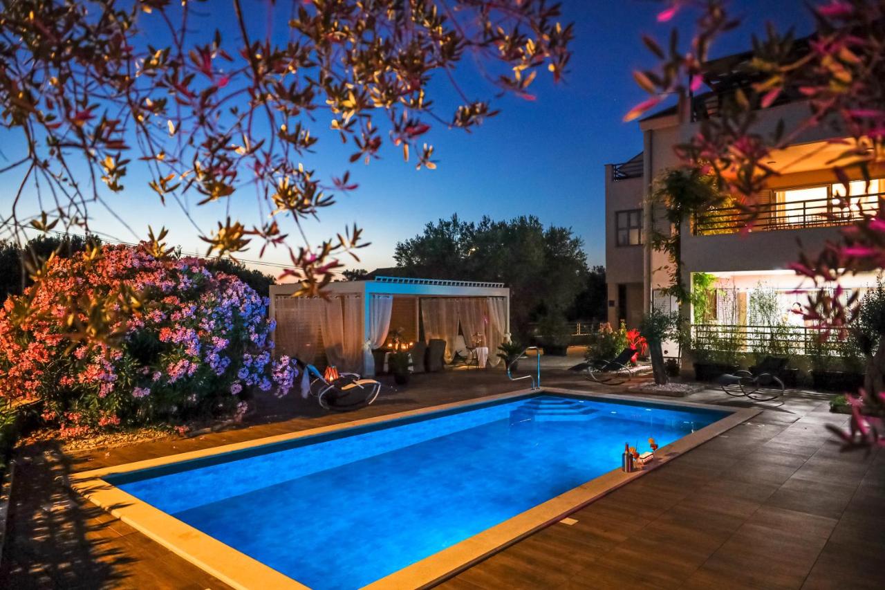 Heated swimming pool: Villa Olive Garden
