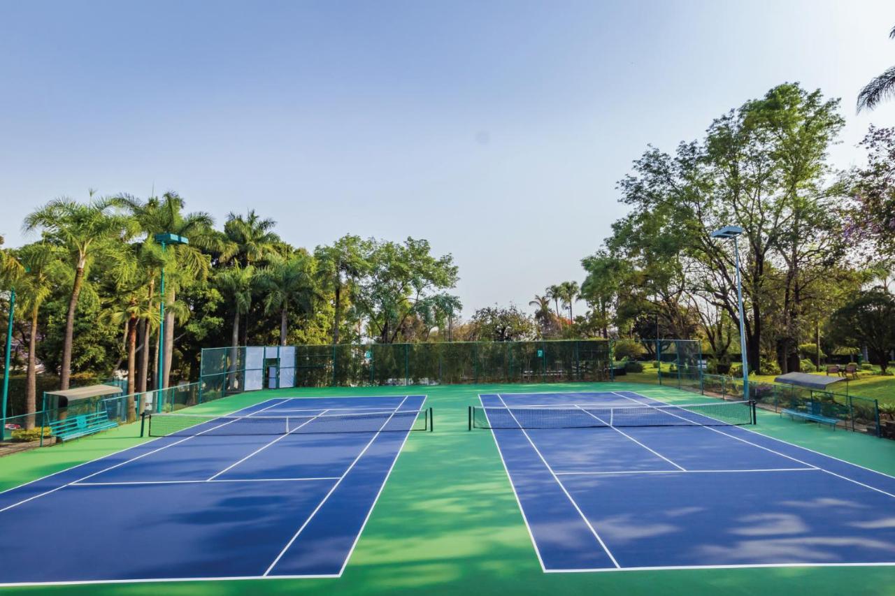 Tennis court: Hotel Racquet Cuernavaca