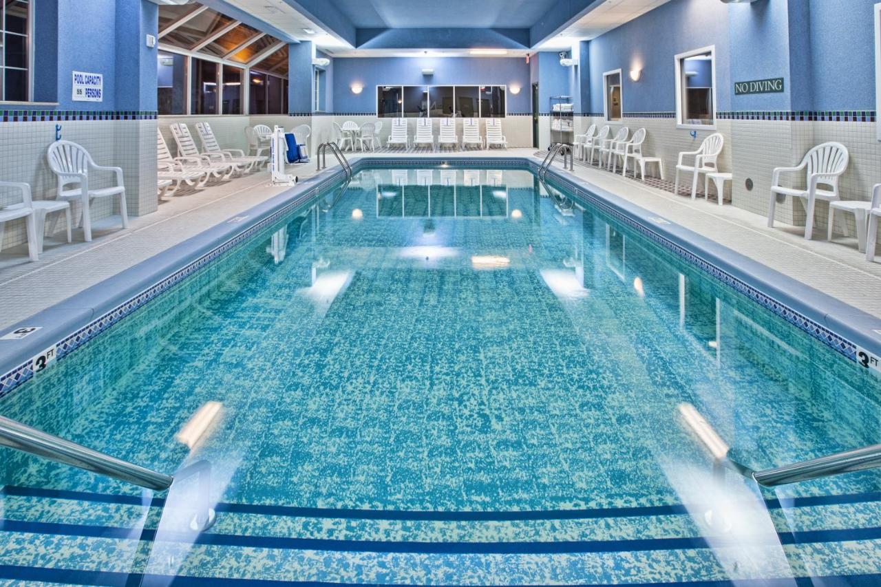 Heated swimming pool: Country Inn & Suites by Radisson, Grand Rapids East, MI