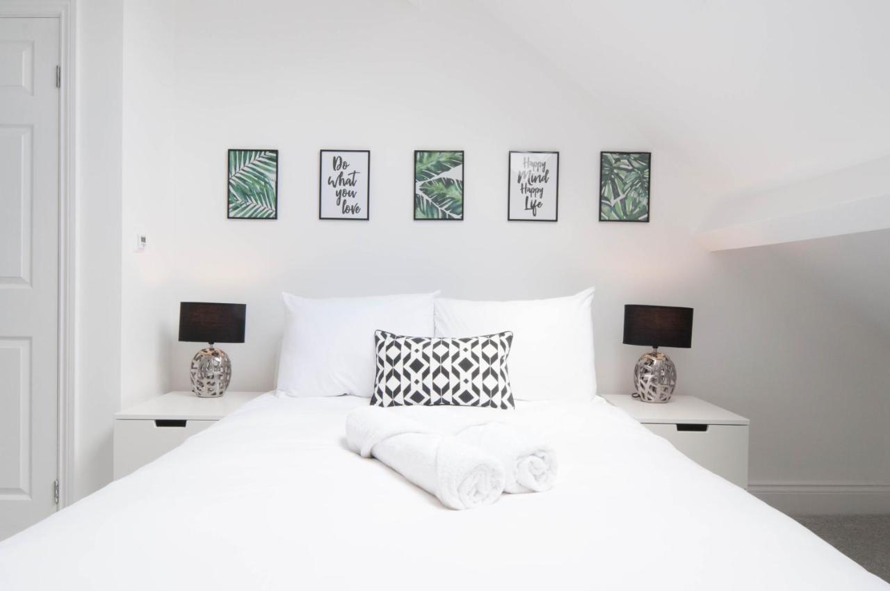 {{ hotelInfo.altText }}