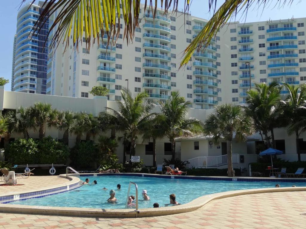 Heated swimming pool: Apartamento en la Playa The Tides