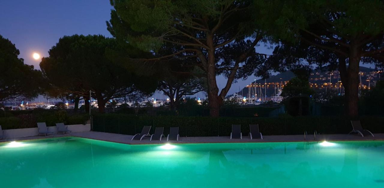 Heated swimming pool: Garden and beach sea view apartment Cannes