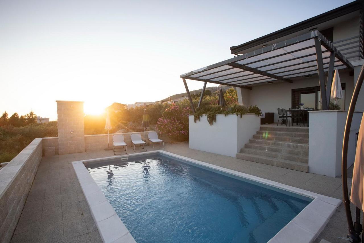 Heated swimming pool: Villa Oaza