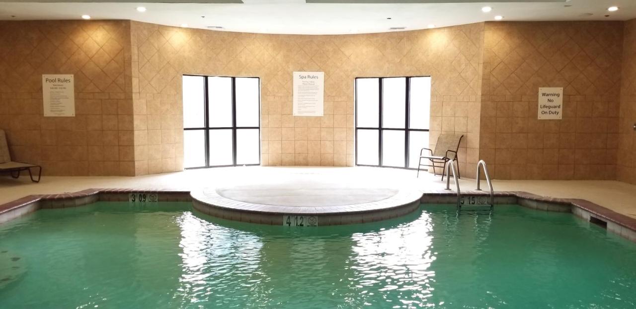Heated swimming pool: Holiday Inn Hotel & Suites Lake Charles South, an IHG Hotel