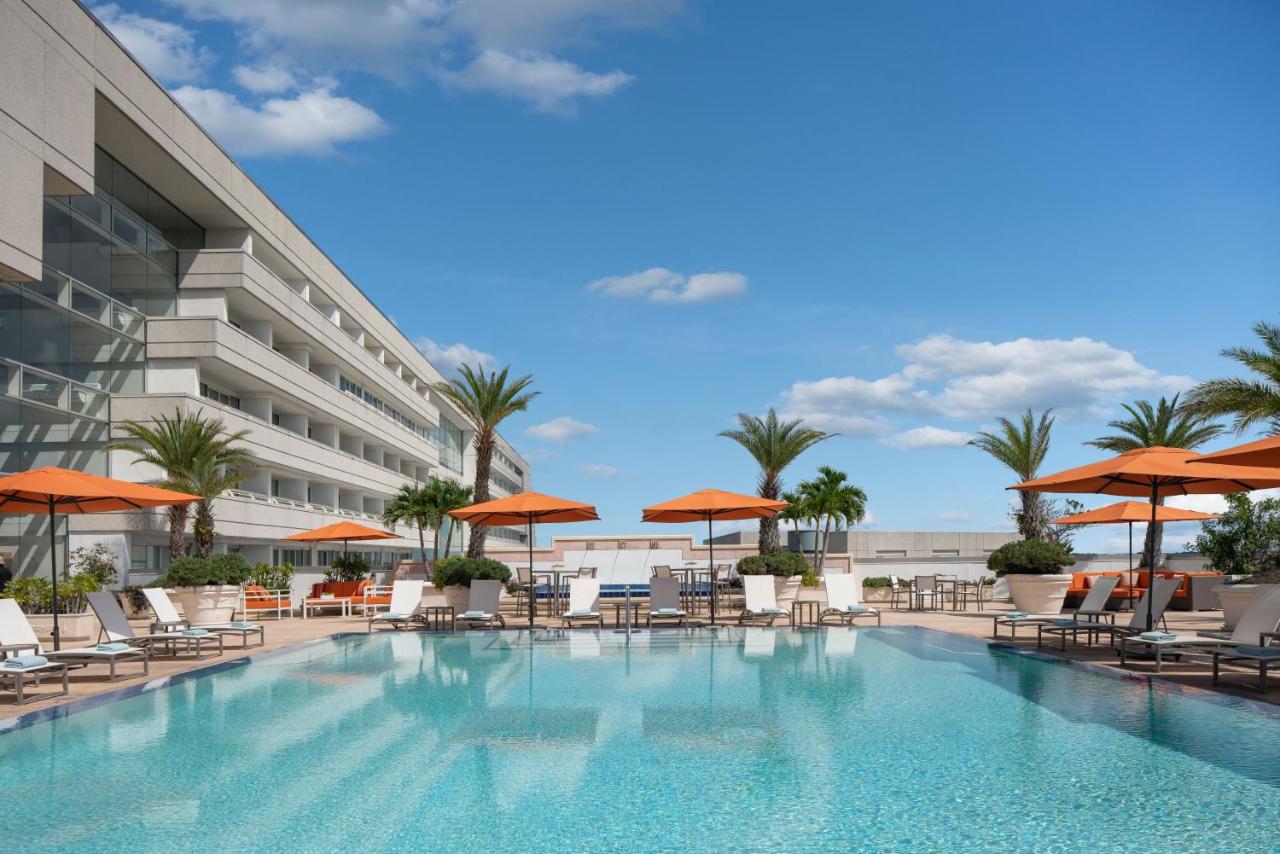Heated swimming pool: Hyatt Regency Orlando International Airport Hotel