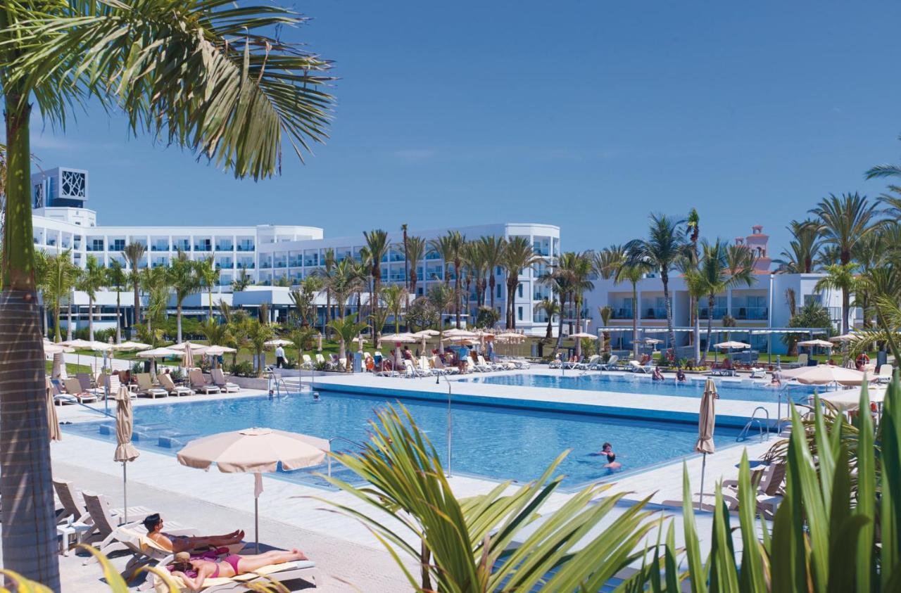 Heated swimming pool: Hotel Riu Palace Tenerife