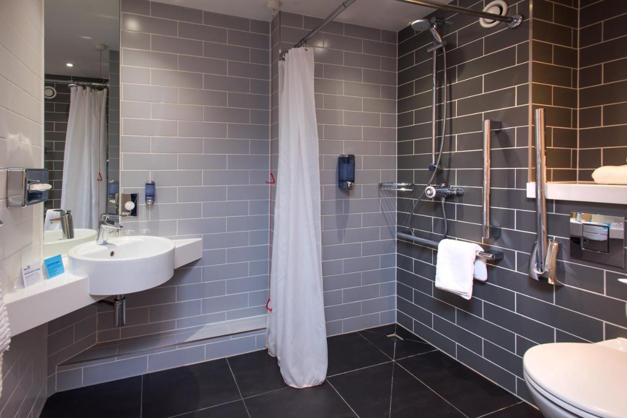Standard Twin Room with Free Hot Breakfast - Accessible
