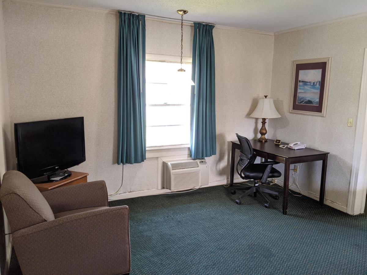 Azalea Inn & Suites — photo 7