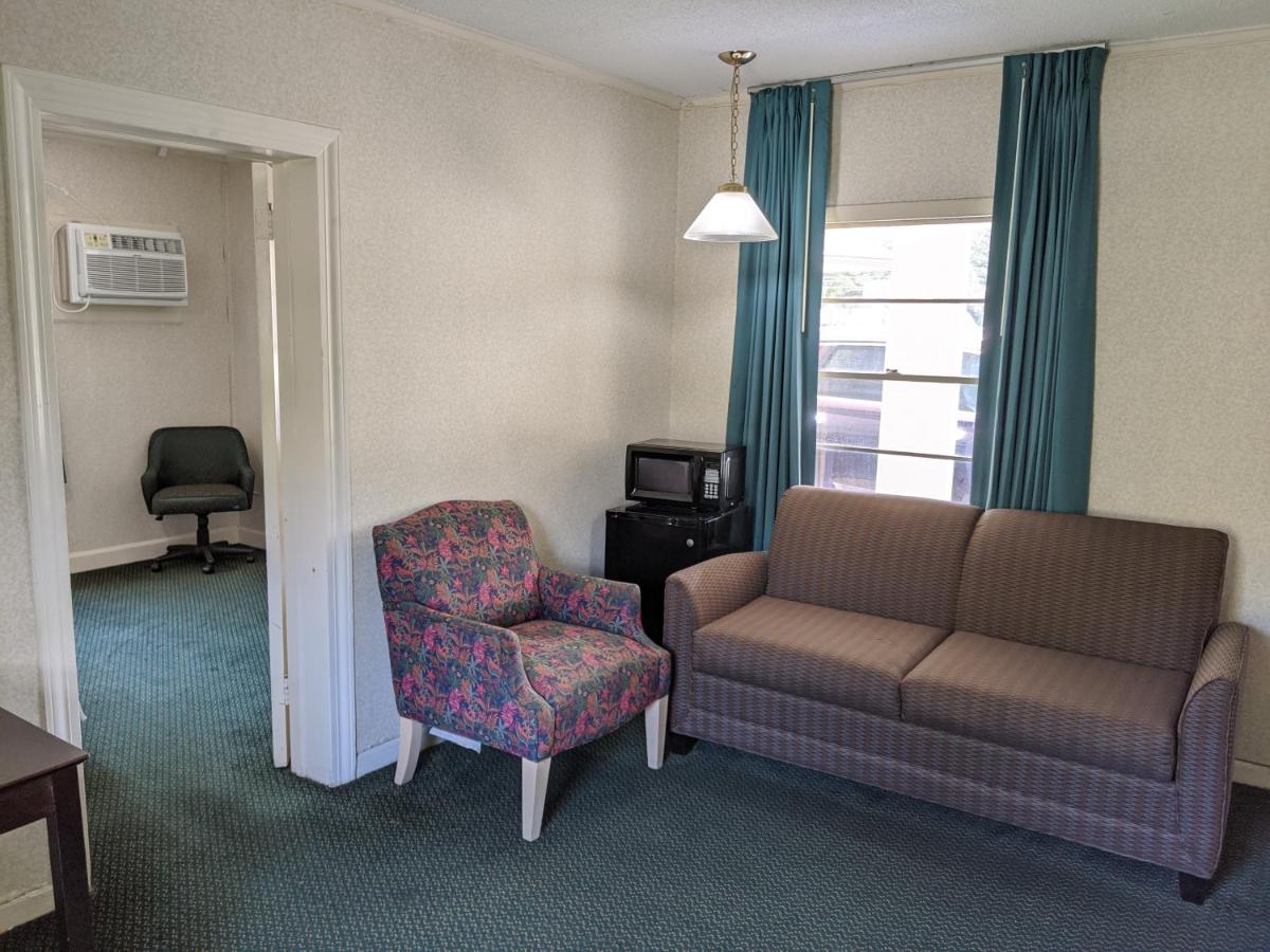 Azalea Inn & Suites — photo 13