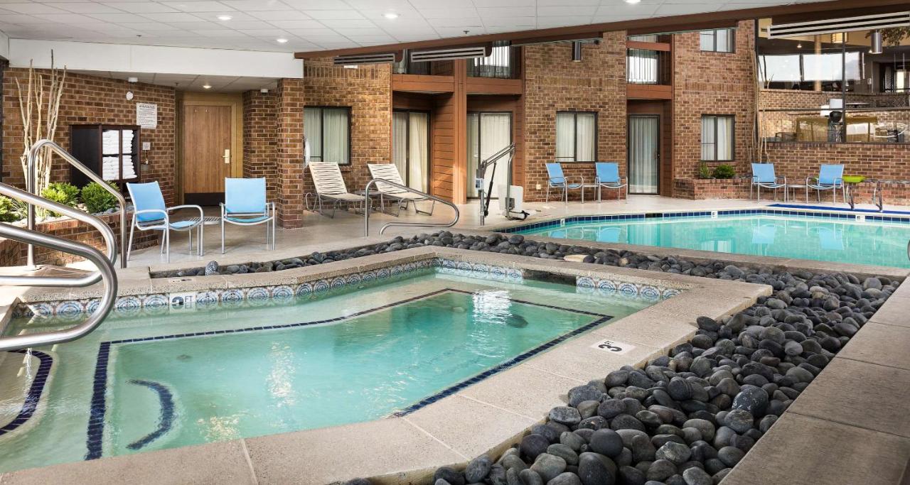 Heated swimming pool: Best Western Landmark Inn