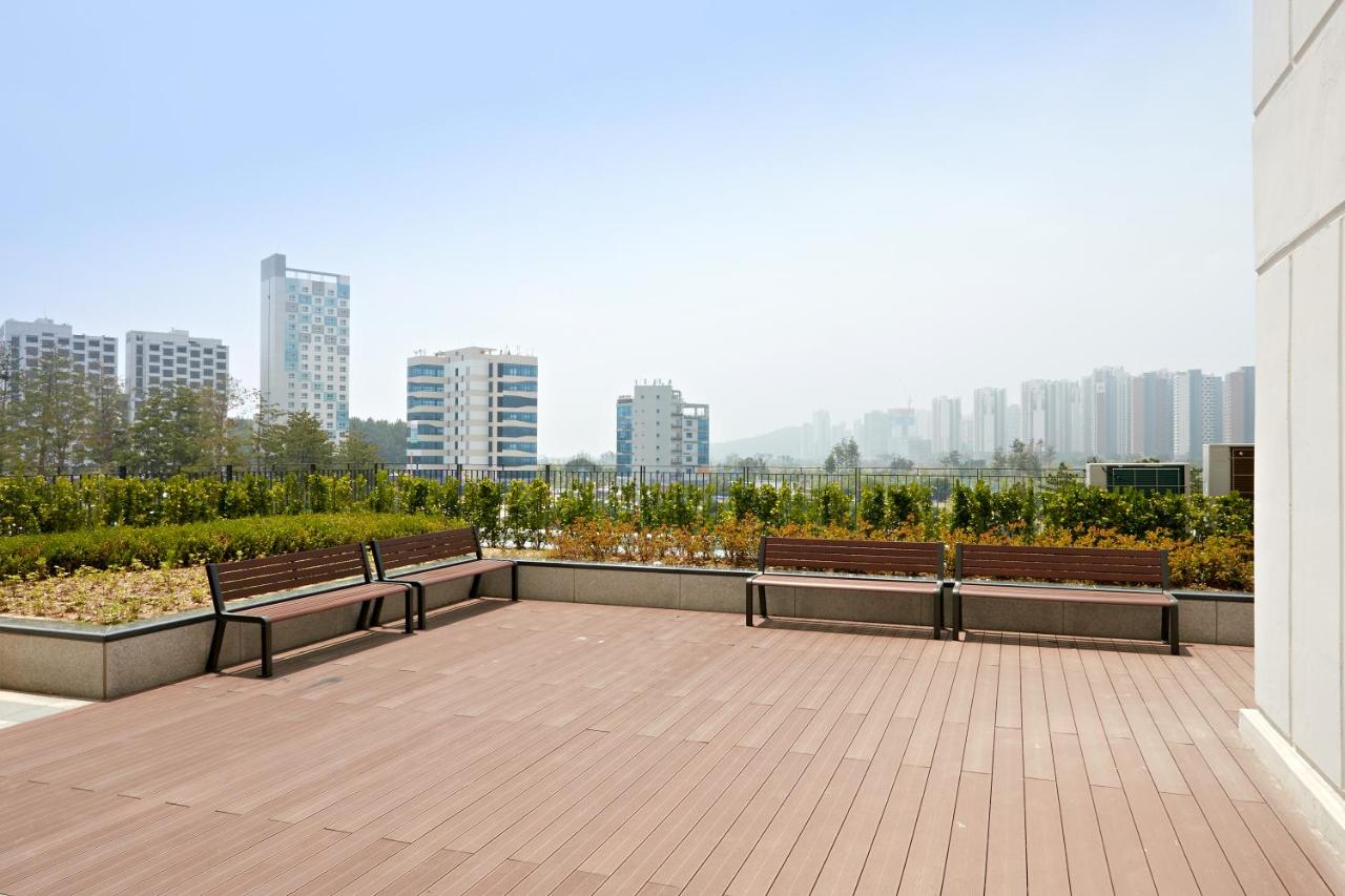 Beach: Ocean Soleview Hotel