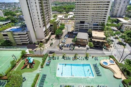 Heated swimming pool: Tower 1 Suite 3007 - QP condo