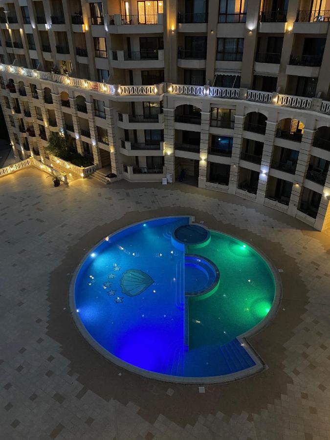 Rooftop swimming pool: Elegantz Apartments 1