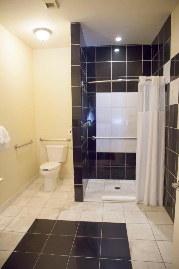 Niagara Crossing Hotel and Spa — photo 12