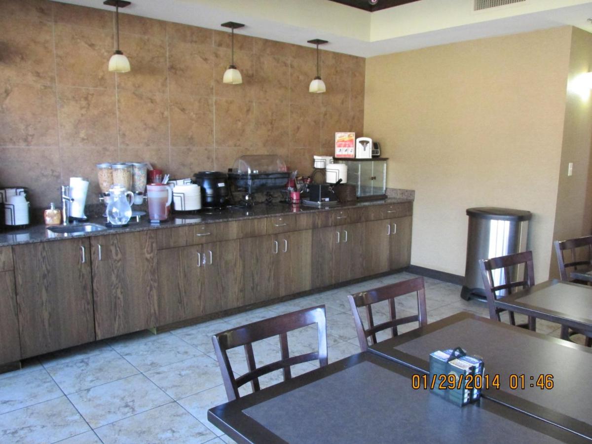 Parkwood Inn & Suites — photo 7