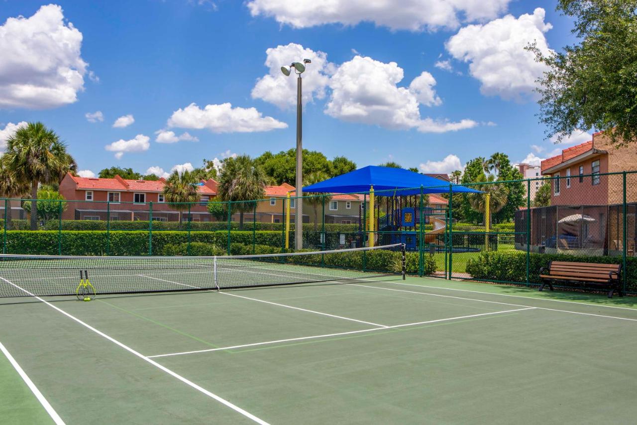Tennis court: FantasyWorld Resort