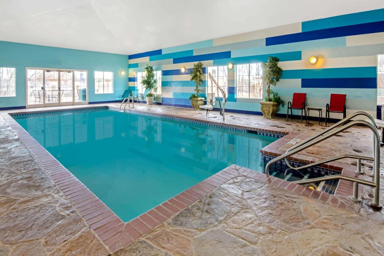 Heated swimming pool: La Quinta by Wyndham Oklahoma City - Moore