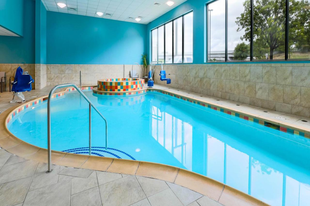 Heated swimming pool: Holiday Inn Express Hotel & Suites Fort Worth Downtown, an IHG Hotel