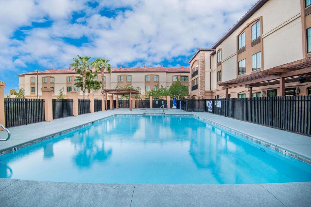 Heated swimming pool: La Quinta by Wyndham Las Vegas Airport South