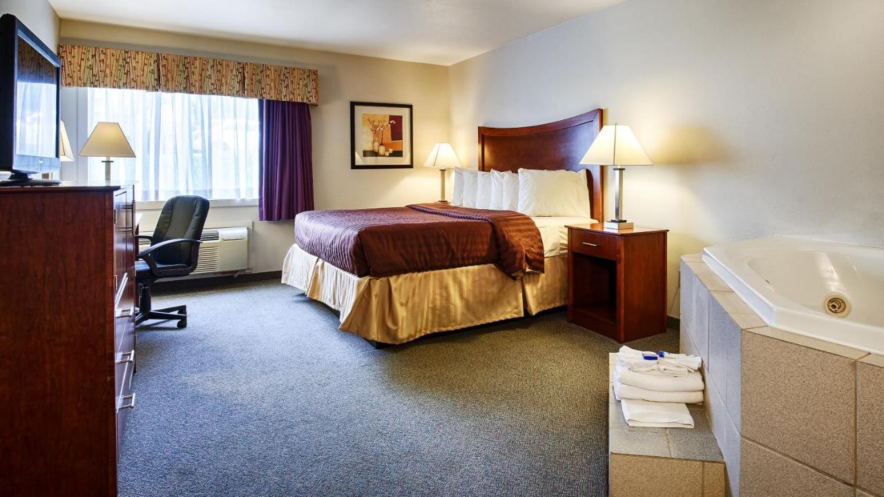 hotels in chambersburg pa with outdoor pool