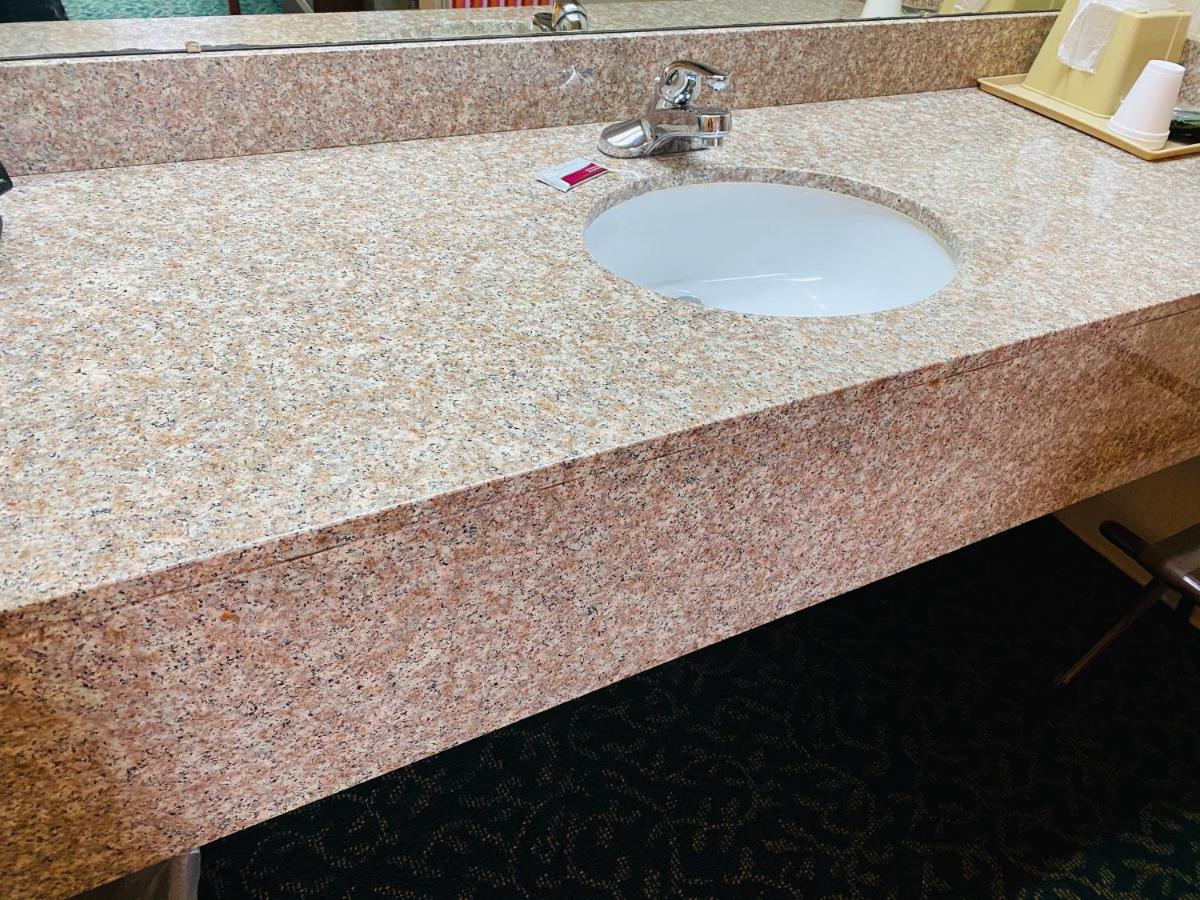 Harrisonville Inn and Suites — photo 8