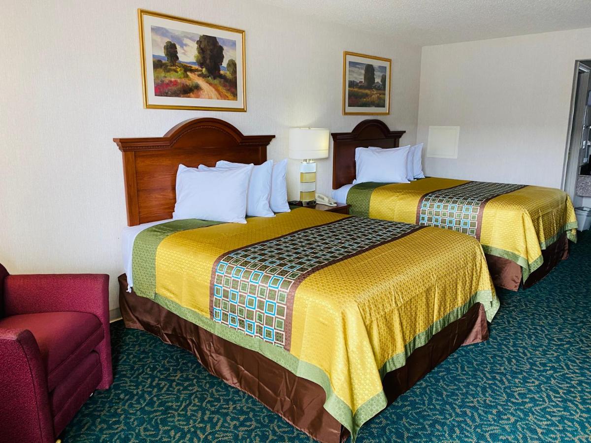 Harrisonville Inn and Suites — photo 12