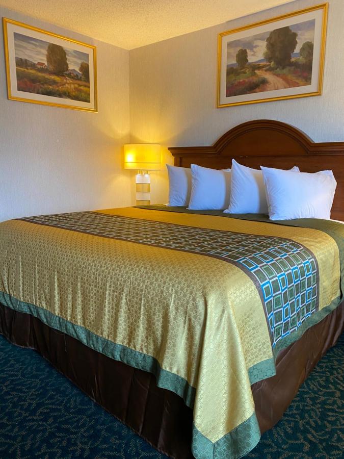 Harrisonville Inn and Suites — photo 13