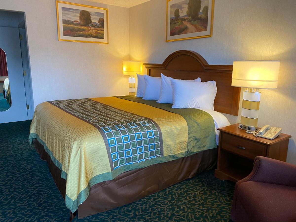 Harrisonville Inn and Suites — photo 14