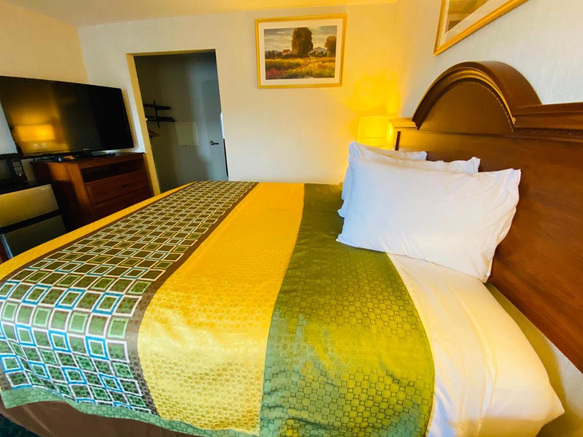 Harrisonville Inn and Suites — photo 15