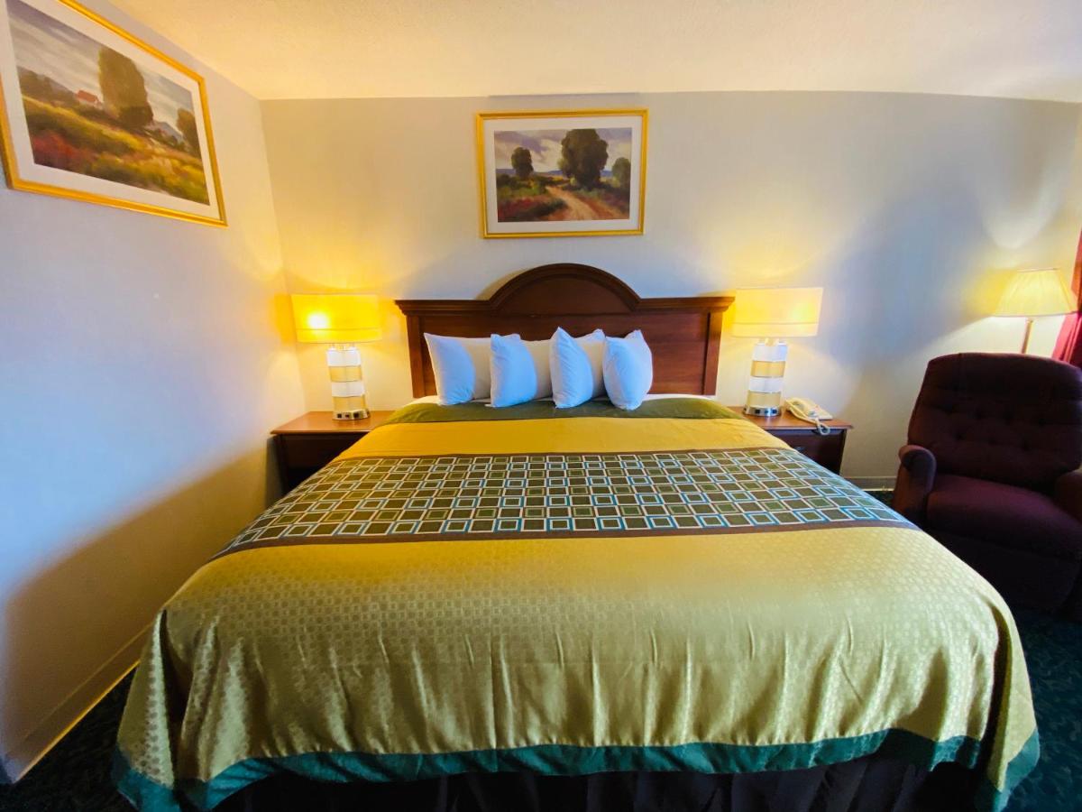 Harrisonville Inn and Suites — photo 18