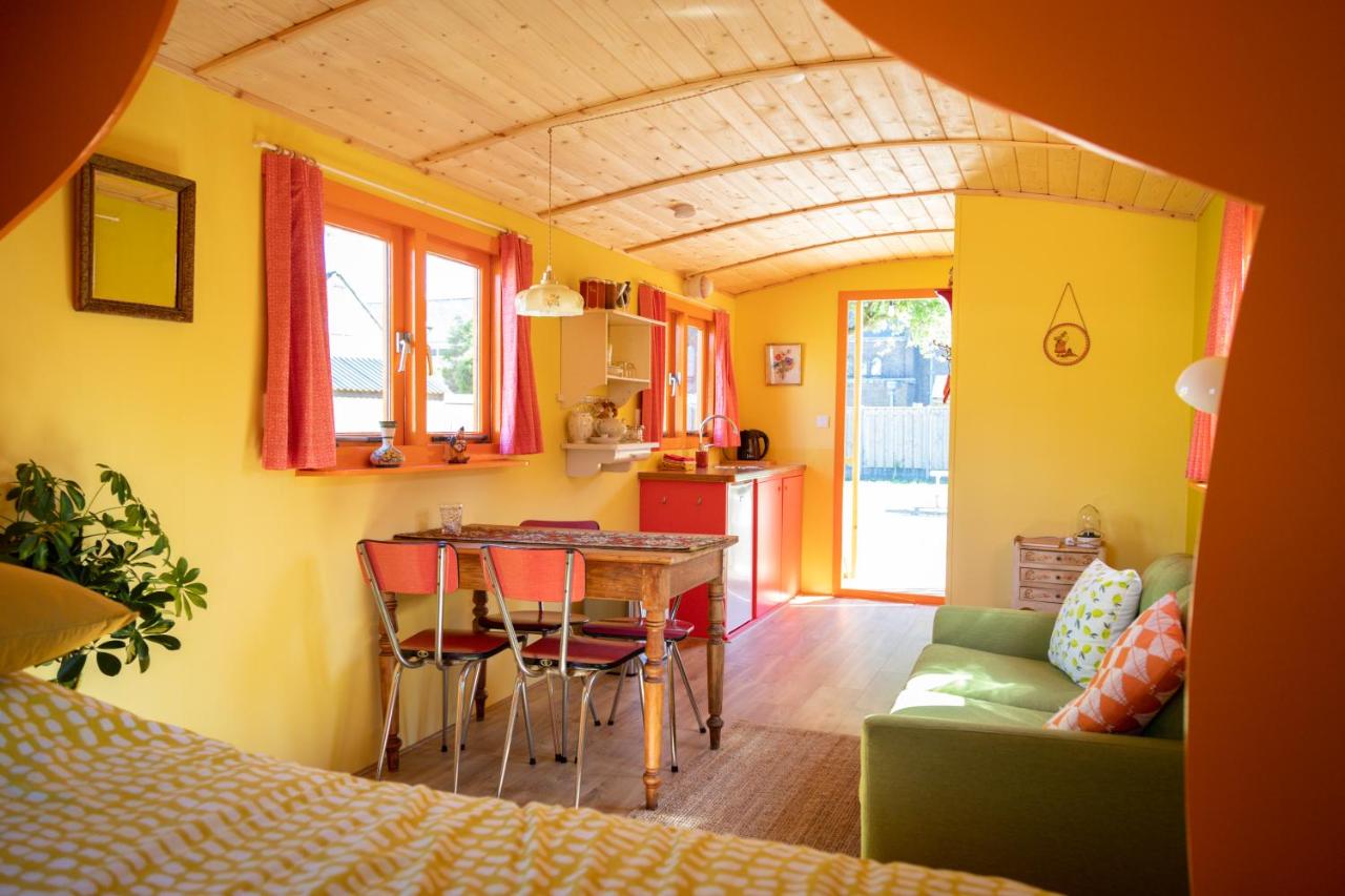 Een zitgedeelte bij Shanti B&B