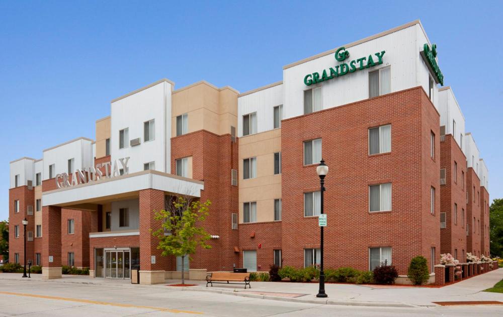 GrandStay Hotel & Suites Downtown Sheboygan — photo 1