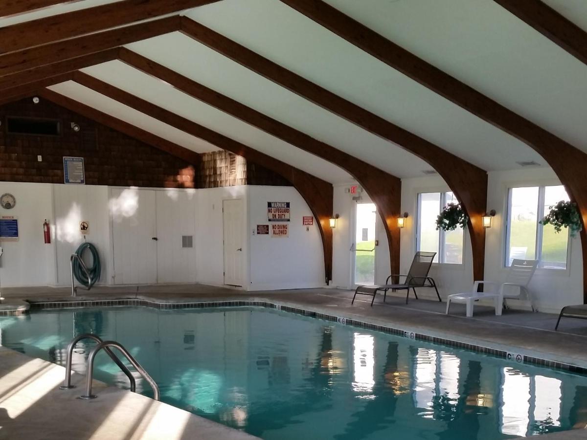 Heated swimming pool: Windrifter Resort
