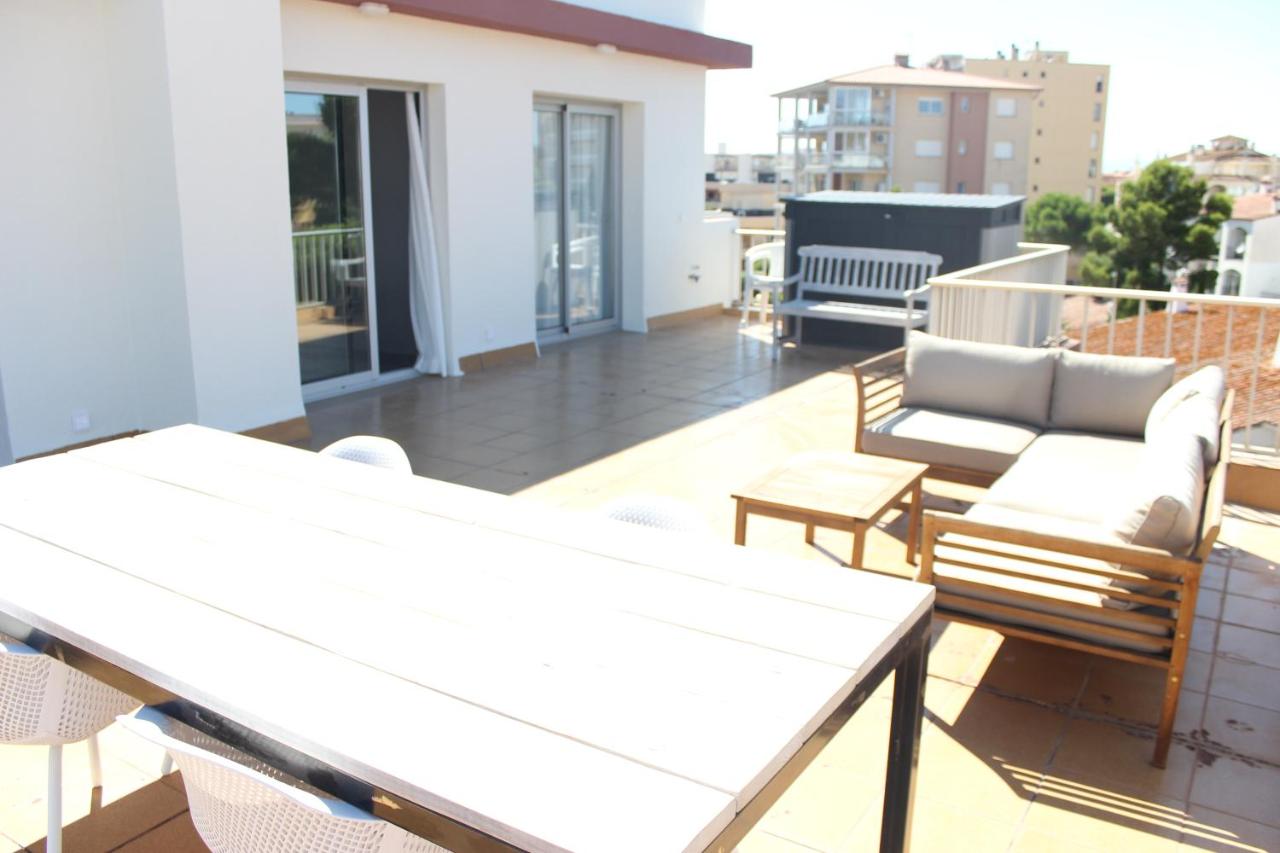 Beautiful loft, huge sunny terrace, view over the beach and ...