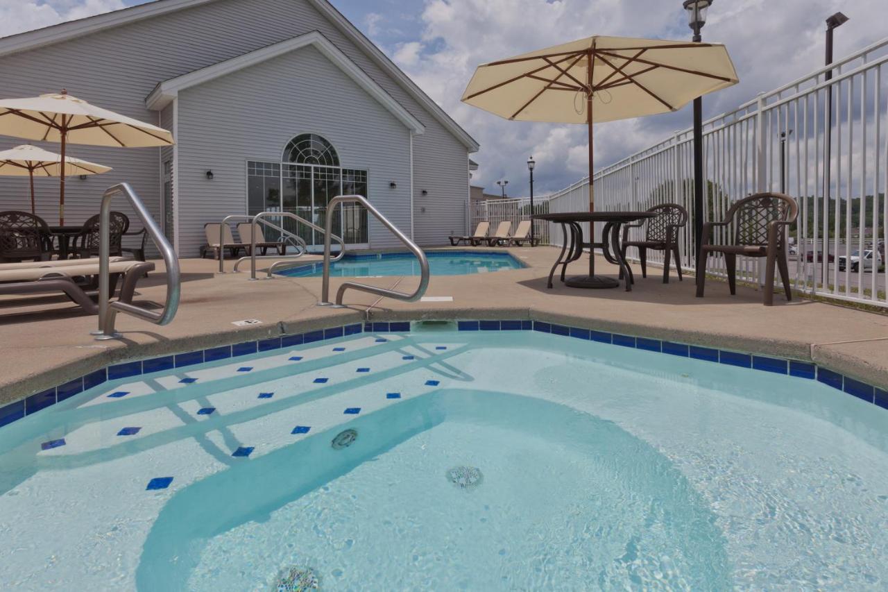 Heated swimming pool: Country Inn & Suites by Radisson, Beckley, WV