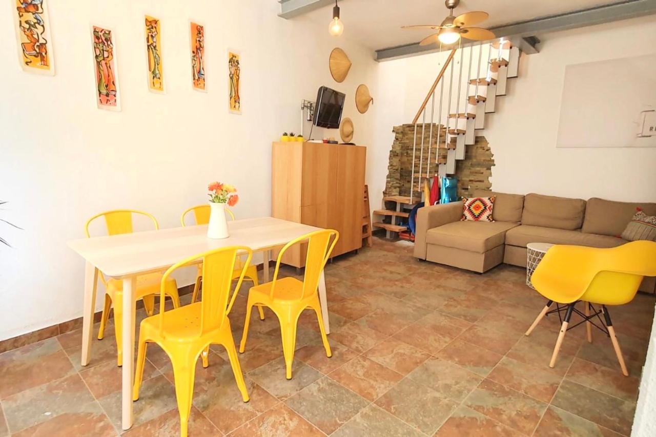 LovelyStay - Yellow Submarine House - 4