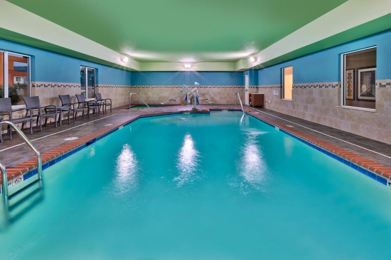 Heated swimming pool: Holiday Inn Express & Suites - Effingham, an IHG Hotel